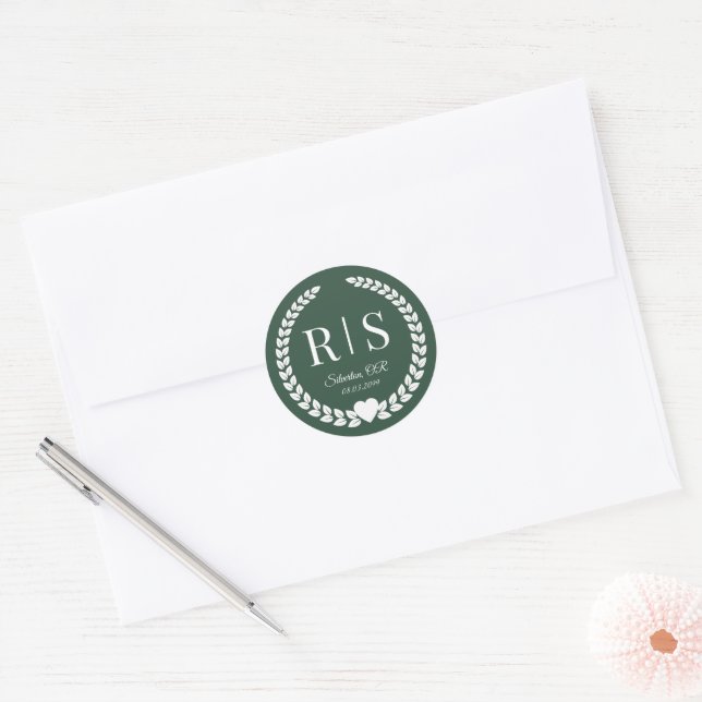 Forest Green Wedding Monogram Initials Runder Aufkleber (Umschlag)