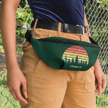 Forest Sunset Camping Trip individuell einstellbar Bauchtasche<br><div class="desc">Cooles Wanderpauschal mit einem grünen Waldsonnenuntergang für die ganze Gruppe auf einem Naturausflug oder Camping. Dieses Sondergeschenk bietet einen schönen Horizont mit Bäumen für Wanderer oder Camper.</div>