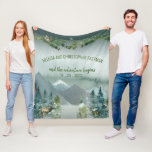 Forest Wonder Rustic Pine Wedding Fleece Blanket<br><div class="desc">Forest Wonder Rustic Pine Wedding Fleece Blanket mit tiefen Jäger-Grüntönen, goldenen Grüntönen und mickrigen Blues in handgemalten Aquarellen. Diese Decke ist zum Kuscheln gemacht und behalte Ihnen, wo immer Sie es nehmen. Der gesamte Text ist vollständig editierbar, das macht ein perfektes Jubiläumsgeschenk und mehr.Dieser Vlies-Decke ist aus der Forest Wonder...</div>