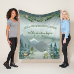 Forest Wonder Rustic Pine Wedding Fleece Blanket<br><div class="desc">Forest Wonder Rustic Pine Wedding Fleece Blanket mit tiefen Jäger-Grüntönen, goldenen Grüntönen und mickrigen Blues in handgemalten Aquarellen. Diese Decke ist zum Kuscheln gemacht und behalte Ihnen, wo immer Sie es nehmen. Der gesamte Text ist vollständig editierbar, das macht ein perfektes Jubiläumsgeschenk und mehr.Dieser Vlies-Decke ist aus der Forest Wonder...</div>