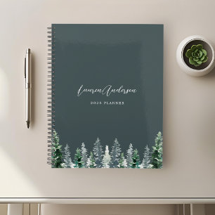 Forêt de pins à l'aquarelle sur fond sauge foncé 2