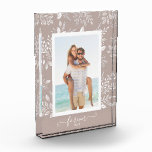FOREVER Elegante Design Overlay-Familie Fotoblock<br><div class="desc">Dieses charmante Foto-Block mit seinem beliebten Foto ist umgeben von einem schönen Rahmen aus weißem Blattwerk, Punkten und Beeren auf einem taupe Hintergrund. Ändern Sie die Hintergrundfarbe, um Ihrem Foto zu entsprechen. ÄNDERN Sie den FOREVER-Text auf irgendetwas - TIPP: Legen Sie Ihren Text zwischen den beiden Quadraten, um den Text-Swashes...</div>