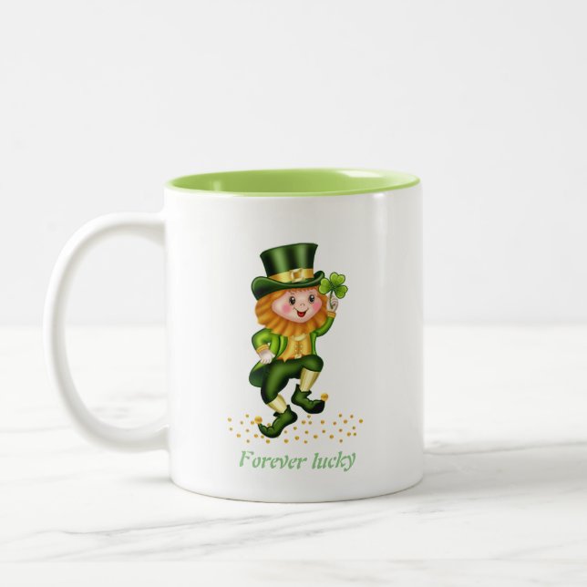 Forever Lucky Green Gnome & Monogram Zweifarbige Tasse (Links)