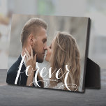 FOREVER Script Easel Back Foto Frameless Fotoplatte<br><div class="desc">Diese hübsche Tischplatte aus Foto ist mit einem eingebauten Sockel versehen, um Ihr Lieblingssymbol unzerbrechlich darzustellen. Enthält das Wort FOREVER in einem schönen weißen Skript, Ihre Namen und Hochzeitstag. Erstellen Sie einen Sake Ihres Lieblings-Fotos oder geben Sie als Geschenke.</div>