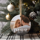 Forever Script Overlay Personalisierte Paare Foto Keramik Ornament<br><div class="desc">Mit diesem individuellen Keramik-Ornament,  das sich perfekt für Paare eignet,  können Sie Ihre Hochzeit,  Verlobung,  Jubiläum,  Flitterwochen oder besondere Momente genießen. Fügen Sie auf jeder Seite ein beliebtes Foto hinzu,  wobei "ewig" in lässigen Schriftzeichen überlagert ist und die Initialen darunter liegen.</div>