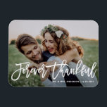 Forever Thankful Modern Calligraphy Foto Hochzeit Magnet<br><div class="desc">Feiern Sie Ihre Liebe und zeigen Sie Dankbarkeit mit unserem personalisierbaren Foto Hochzeit danke Ihnen Magnet! Dieser einzigartige Sake ist perfekt, um Ihre Lieben an Ihren besonderen Tag zu erinnern und gleichzeitig Ihren herzlichen Dank in einer denkwürdigen Weise auszudrücken. Es zeigt "Forever Thankful" in der modernen Kalligraphie. Sie können diese...</div>