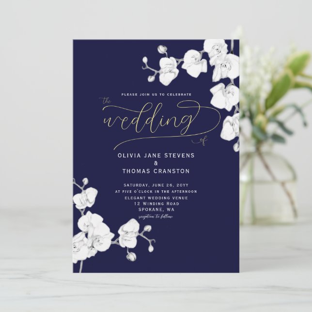 Formal moderne Navy Orchids in einer Hochzeit Einladung (Stehend Vorderseite)