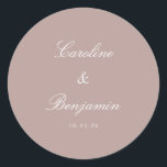 Formal Script Elegant Wedding Custom Dusty Mauve Runder Aufkleber<br><div class="desc">Fügen Sie Ihren Gastgeschenke Hochzeiten oder Schreibwaren eine raffinierte Touch mit diesem stilvollen formalen klassischen Script-Einladung Custom Classic Round Sticker hinzu. Dieses zeitlose Design besticht durch einen staubigen lila Hintergrund mit eleganter weißer Schrift und strahlt eine formale Eleganz und Anmut aus. Diese Aufkleber sind ideal zum Abdichten von Umschlägen oder...</div>