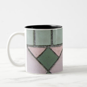 Formen im Rosa und im Grün Zweifarbige Tasse
