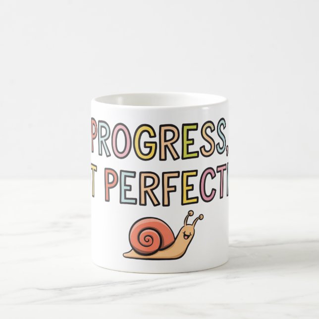 Fortschritt, keine Perfektion Kaffeetasse (Mittel)