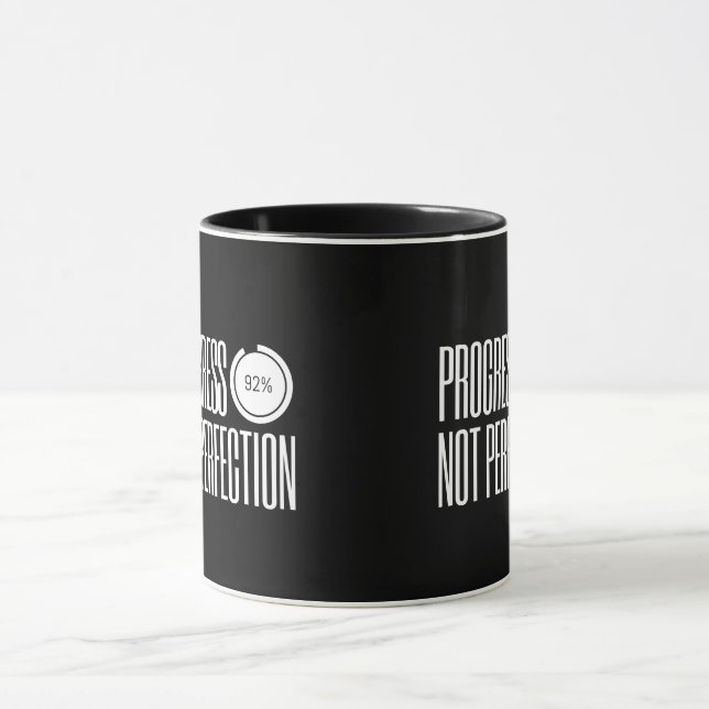 Fortschritt, nicht Perfektion – Tasse (Zentrum)