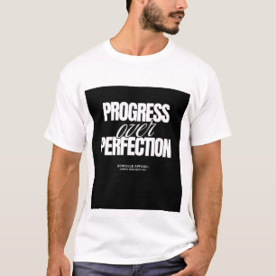 FORTSCHRITT VOR SCHUTZ. TEXT GEDRUCKTES T-SHIRT