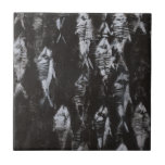 Fossile weiße Fische im schwarzen Hintergrund Fliese<br><div class="desc">Dieses Fossil inspiriert Bild ist perfekt für Ihre Fischsammlung. Dieses Bild ist einfach,  da es nur zwei Farben enthält: Schwarz und Weiß. Wählen Sie dieses Bild noch heute auf Ihrem Produkt aus.</div>