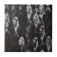 Fossile weiße Fische im schwarzen Hintergrund