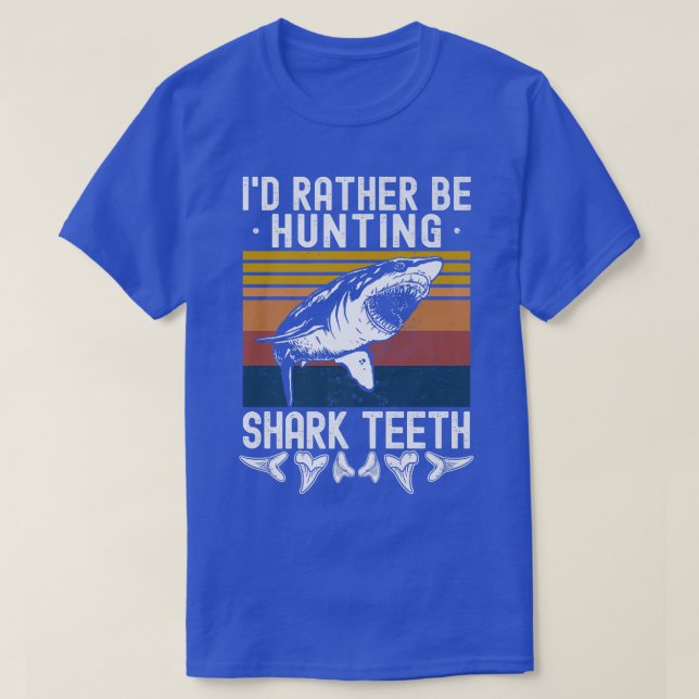 Fossilienjagd, statt Haifischzähne zu jagen T-Shirt (Design vorne)