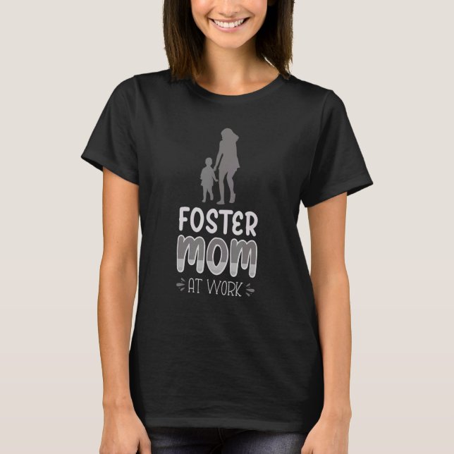 Foster Mom At Work 1 T-Shirt (Vorderseite)