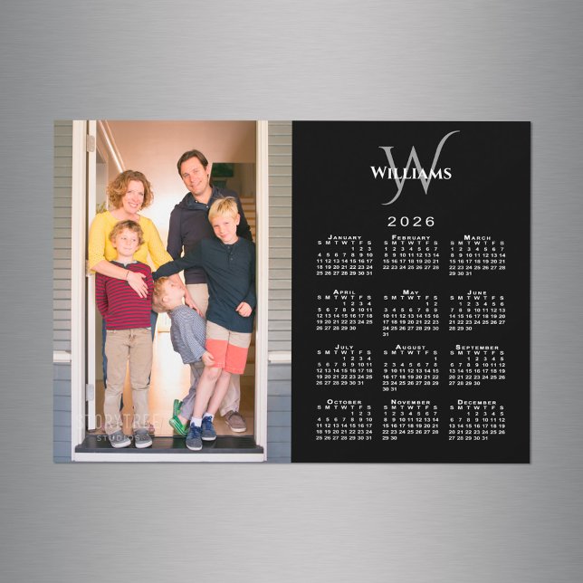 Foto 2026 Kalender Monogramm Name Schwarz Magnet (Photo 2026 Calendar Monogram Name Black Magnet in situ)