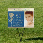Foto 50 und fabelhafte 50. Geburtstag Blue & Gold Gartenschild<br><div class="desc">Elegante,  goldene Blume,  einzigartig zeichnend in Kombination mit einem zauberhaften klassisch blauen Hintergrund und goldenen Hintergrund. Modernes,  luxuriöses 50-jähriges und fabelhaftes Außenschild aus dem 50. Jahrhundert mit individuellem Foto. 50 und Fabulous!</div>