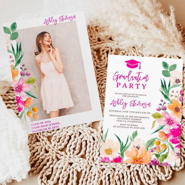 Foto-Abschluss für -Blume Einladung (Bright wild flowers script photo graduation invitation on white)