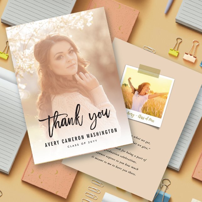 Foto-Abschluss für die Skriptkalligrafie Dankeskarte (Black Brush Script Calligraphy Modern Photo Graduation Thank You Card @ zazzle.com/color_therapy)