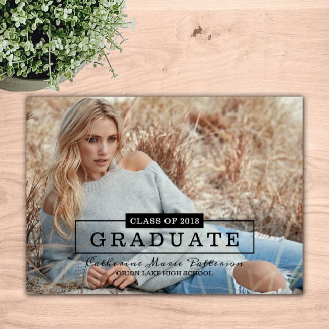 Foto Abschluss für moderne Typografie | Schwarz Einladung (Modern Class Typography Photo Graduation Announcement)