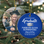 Foto Abschluss Glückwunschs Royal Blue und White Keramik Ornament<br><div class="desc">Erinnern Sie sich an den Erfolg des Absolventen mit einem maßgeschneiderten Foto königsblau und weiß runden Abschluss Weihnachtsschmuck. Bild und Text sind einfach zu anpassen. Beinhaltet ein beliebtes inspirierendes Zitat, motivierend Sprichwort, Schulname und -abschluss, Glückwünsche, vielen Dank an Mama und Papa, oder eine andere Botschaft Ihrer Wahl. UM HINTERGRUND ODER...</div>
