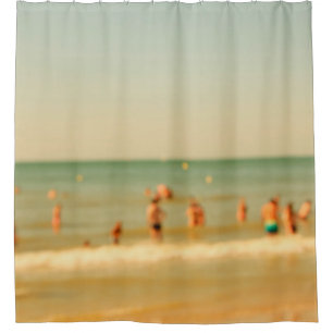 Foto am Strand unscharf. Leute, die sich entspanne Duschvorhang