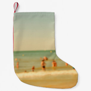 Foto am Strand unscharf. Leute, die sich entspanne Kleiner Weihnachtsstrumpf