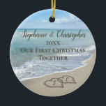 Foto an Back First Christmas Together Beach Keramik Ornament<br><div class="desc">Fügen Sie Ihr ophoto auf der Rückseite! Denken Sie an eine Hochzeit am Strand oder Flitterwochen mit diesem Sake Hochzeit-Ornament. Erste Weihnachten zusammen mit zwei ineinander greifenden Strand Hochzeitsherzen gezeichnet im Sand macht eine elegante tropische Ozean Küste nautische Thema Hochzeit, die passende Set von Gegenständen. Hübsche türkisfarbene Wellen, die am...</div>