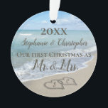 Foto an Back First Christmas Together Beach Ornament<br><div class="desc">Fügen Sie Ihr ophoto auf der Rückseite! Denken Sie an eine Hochzeit am Strand oder Flitterwochen mit diesem Sake Hochzeit-Ornament. Erste Weihnachten zusammen mit zwei ineinander greifenden Strand Hochzeitsherzen gezeichnet im Sand macht eine elegante tropische Ozean Küste nautische Thema Hochzeit, die passende Set von Gegenständen. Hübsche türkisfarbene Wellen, die am...</div>