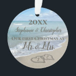 Foto an Back First Christmas Together Beach Ornament<br><div class="desc">Fügen Sie Ihr ophoto auf der Rückseite! Denken Sie an eine Hochzeit am Strand oder Flitterwochen mit diesem Sake Hochzeit-Ornament. Erste Weihnachten zusammen mit zwei ineinander greifenden Strand Hochzeitsherzen gezeichnet im Sand macht eine elegante tropische Ozean Küste nautische Thema Hochzeit, die passende Set von Gegenständen. Hübsche türkisfarbene Wellen, die am...</div>