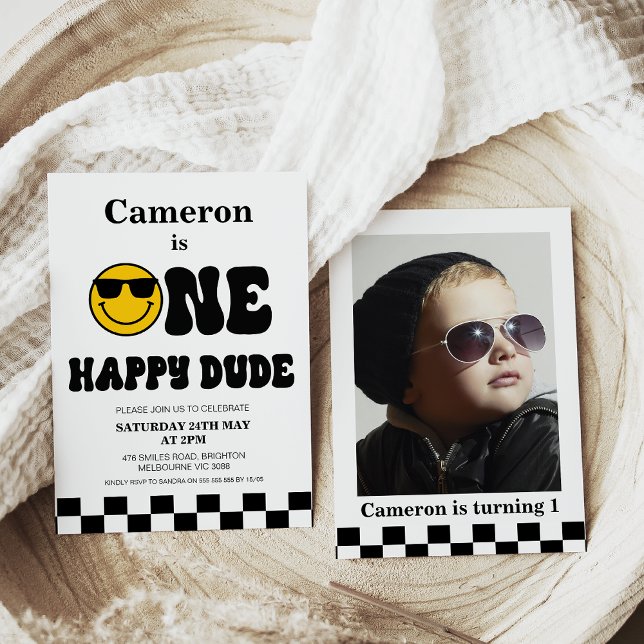 Foto an der Tafel 1 Happy Typ 1. Geburtstag Einladung (One happy dude 1st birthday invitation featuring retro text, checkerboard, yellow face and a photo)