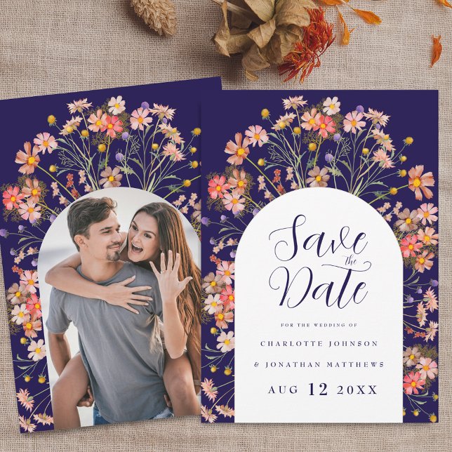 Foto Arch Boho Fall Rustikale Wildblume Hochzeit Save The Date (Photo arch boho fall rustic wildflower floral arch navy blue and white wedding save the date invite)