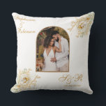 Foto Arch Elegant Gold Floral Monogram Wedding Kissen<br><div class="desc">Foto Arch Elegant Gold weiße blumenmonogramm Logo Hochzeitskissen werfen Kissen. Perfektes einzigartiges Geschenk für frische Weds und Beifall für Hochzeitsleute. Foto,  Bräutigamen,  Initialen und Hochzeitstermin lassen sich leicht anpassen. Bestelle noch heute!</div>