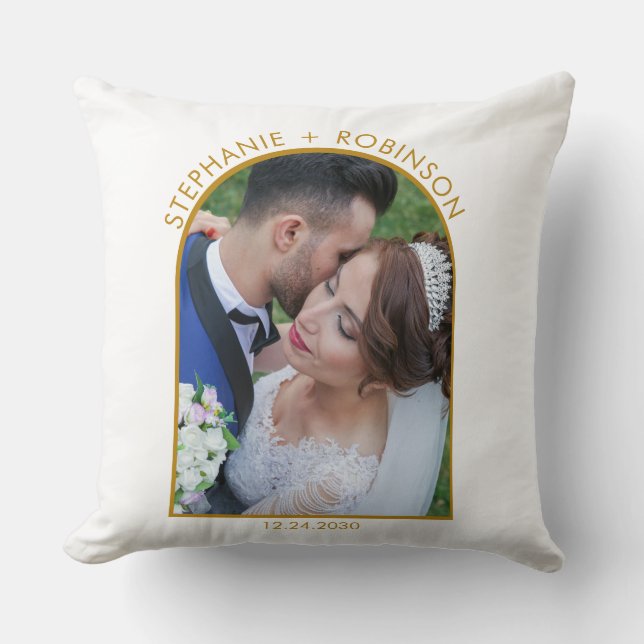 Foto Arch Elegant Gold Script Monogram Wedding Kissen (Vorderseite)