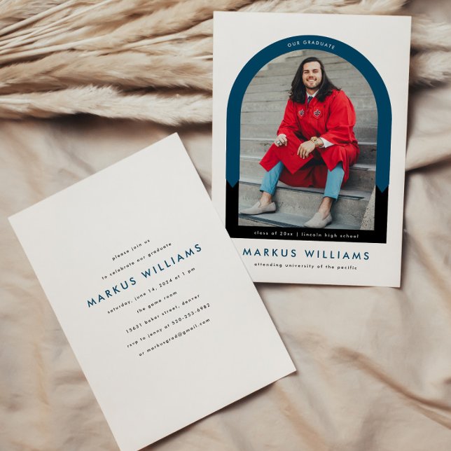 Foto Arch Navy Blue Simple Graduation Party Einladung (Von Creator hochgeladen)