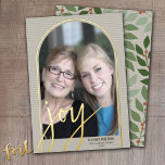 Foto Arch Vertical - Botanische Freude Folien Feiertagskarte<br><div class="desc">VORDERES DESIGN Fügen Sie dieser Weihnachtskarte ein vertikales Foto und einen Familiennamen hinzu. Das Foto ist in einem trendigen Bogen mit einer Goldgrenze. Ein goldenes Vorwort - Freude - steht auf dem Foto und der Feiertagsgruß. Sie können sogar die Weihnachtsgrüße in ein anderes Sprichwort ändern. BACK DESIGN Taupe und sage...</div>