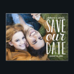 Foto aus Süßhandschrift Save the Date Ankündigungspostkarte<br><div class="desc">Diese rustikale, skurrile Foto Save the Date Postkarte enthält den Text "Rett unser Datum" in einer schönen handgeschriebenen Typografie. Das Design überlagert ein Vollblutfoto. Passen Sie Ihre Hochzeitsdetails und Ihr Lieblings-Foto an.</div>