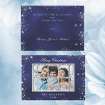 Foto aus Weihnachtsblauen Glitzer Mitteilungskarte<br><div class="desc">Ein tiefblauer Hintergrund mit Imitaten verziert silbernen Glitzer,  funkelnde Sterne. Die blaue Farbe ist ungleichmäßig. Personalisieren und fügen Sie Ihr eigenes Foto,  Name und ein Jahr. Mit dem Text: Frohe Weihnachten. Ein Fenster überlagert Ihr Foto. Fügen Sie Ihren Text auf der Rückseite hinzu:</div>