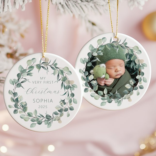 Foto Baby First Christmas Eucalyptus Wreath Keramik Ornament (Von Creator hochgeladen)