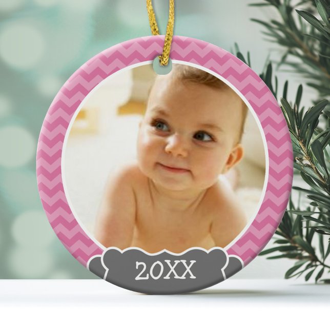 Foto Babys Erste Weihnachten - rosa Chevronen grau Ornament Aus Glas (Personalized Photo Ornament - Baby's First Christmas)