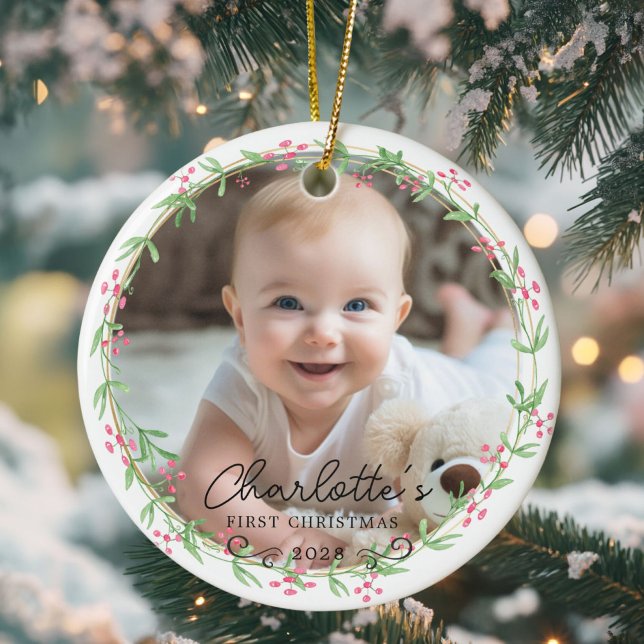 Foto Baby's First Christmas - Niedlicher rustikale Keramik Ornament (Photo - Baby's First Christmas - Cute Rustic Wreath Ceramic Ornament.)