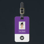 Foto, Bar, Logo, Name Gepäckanhänger<br><div class="desc">Personalisieren Sie diesen benutzerdefinierten Mitarbeiternamenstempel mit Foto, Scan-Bar und Firmenlogo. Ein einfaches Business-Design in lila-weiß-farbigen, vollständig anpassbaren Vorder- und Rücken-Größen, serifenlose, einfache und moderne Schriftart und ein berufliches und klares Aussehen. Perfekt als Mitarbeiter Business Travel Gadgets, Travel Accessoires for Professionals, Company Travel Security Gepäck ID Tags, Boss Gadgets für Geschäftsreisen....</div>