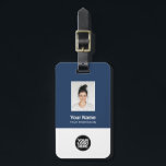Foto, Bar, Logo, Name Gepäckanhänger<br><div class="desc">Personalisieren Sie diesen benutzerdefinierten Mitarbeiternamenstempel mit Foto, Scan-Bar und Firmenlogo. Ein einfaches Business-Design in marineblau-weißer Farbe, das in Vorder- und Rückengrößen vollständig anpassbar ist, serifenlose, einfache und moderne Schriftart und ein berufliches und klares Aussehen. Perfekt als Mitarbeiter Business Travel Gadgets, Travel Accessoires for Professionals, Company Travel Security Gepäck ID Tags,...</div>