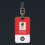 Foto, Bar, Logo, Name Gepäckanhänger<br><div class="desc">Personalisieren Sie diesen benutzerdefinierten Mitarbeiternamenstempel mit Foto, Scan-Bar und Firmenlogo. Ein einfaches Business-Design in Rot-Weiß-Farben, das in Vorder- und Rücken-Größen vollständig anpassbar ist, serifenlose, einfache und moderne Schriftart und ein berufliches und klares Aussehen. Perfekt als Mitarbeiter Business Travel Gadgets, Travel Accessoires for Professionals, Company Travel Security Gepäck ID Tags, Boss...</div>
