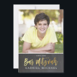 FOTO BAR MITZVAH Modernes Chalkboard Goldschrift Einladung<br><div class="desc">per kat massard >>> kat@simplysweetPAPERIE.com <<< Ein trendy Einladungs-Design für das BAR MITZVAH Setup Ihres Kindes als Vorlage ist es einfach für Sie, Ihre eigenen Daten hinzuzufügen, oder drücken Sie die Schaltfläche Anpassen und Sie können Text, Schriftart, Größen etc. TIP: 1 hinzufügen oder ändern. Um Grafiken zu ändern/verschieben/die Hintergrundfarbe zu...</div>