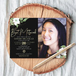 Foto Bat Mitzvah Black Gold Floral Watercolor Einladung<br><div class="desc">Seien Sie stolz, freuen Sie sich und präsentieren Sie diesen Meilenstein Ihres Lieblings-Bat Mitzvah mit dieser raffinierten, personalisierten Foto-Einladung! Ein schicker, atemberaubender, weißer und goldener Glitzer mit floraler Aquarellfarbe mit Imitaten, Goldfolienskripttypografie und weißer San-Serifenart überlagert einen dramatischen schwarzen Hintergrund auf der links Seite, Ihr personalisiertes Foto auf der rechten Seite....</div>