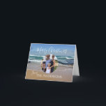 Foto Beach Weihnachten Faltenkarte Karte<br><div class="desc">Senden Sie Ihren Freunden und Ihrer Familie Strandvibes mit dieser stilvollen Weihnachtsgrüßkarte. Das Design besticht durch die lebhaften Wellen des Wassers in Blau und Weiß des Ozeans an der Küste Melbourns in Australien. Sie können die moderne Schrift personalisieren, um Ihren Familiennamen und Ihr Foto hinzuzufügen.</div>