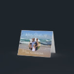 Foto Beach Weihnachten Faltenkarte Karte<br><div class="desc">Senden Sie Ihren Freunden und Ihrer Familie Strandvibes mit dieser stilvollen Weihnachtsgrüßkarte. Das Design besticht durch die lebhaften Wellen des Wassers in Blau und Weiß des Ozeans an der Küste Melbourns in Australien. Sie können die moderne Schrift personalisieren,  um Ihren Familiennamen und Ihr Foto hinzuzufügen.</div>