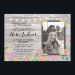 Foto Birthday Floral Rustic Wood Einladungen<br><div class="desc">Fügen Sie Ihr Foto zu diesem Vintagen Chalk laden. Erhöhe jedes Alter. Rückdruck im Lieferumfang enthalten.</div>